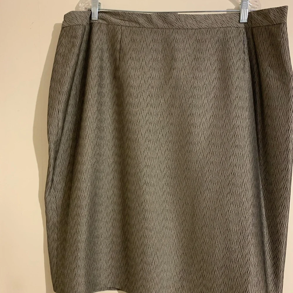 Beautiful Textured Skirt Suit by Le Suit - Picture 4 of 6